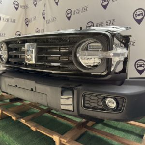 Ноускат TANK 300 в отличном состоянии. В комплекте бампер, фары, телевизор, радиатор и решетка. Доставка по России.
