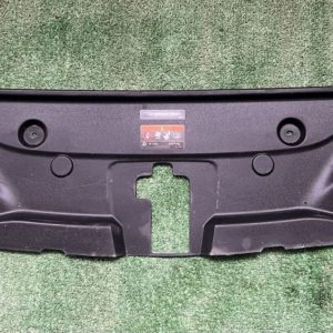 Накладка замка капота Geely Atlas new fx11 2024, артикул: 8891870979. Оригинал с царапинами. Состояние: с повреждениями.